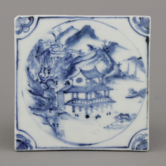 Carreau en porcelaine de Chine, bleu et blanc à décor d'un paysage, 17e-18e