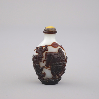 A Chinese overlay glass snuff bottle