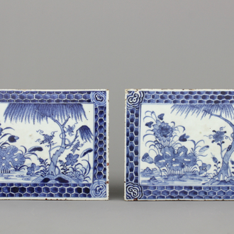 Paar blauw en wit rechthoekige tegels in Chinees porselein, 18e eeuw