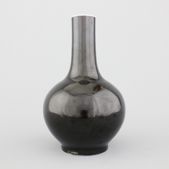 Vase de forme bouteille en porcelaine de Chine monochrome noir, marqué Qianlong mais probablement 20e