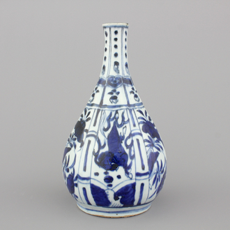 Blauw en witte Chinese Wan-Li fles met paarden, Ming-dynastie, 16e eeuw