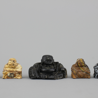 Groep van 5 Chinese boeddhafiguren gegraveerd in hardsteen, 20e eeuw