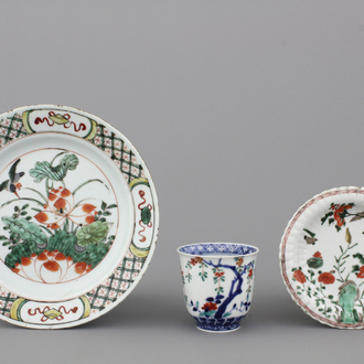 Twee borden in Chinees porselein, famille verte, en een wijnbeker, Kangxi, 18e eeuw