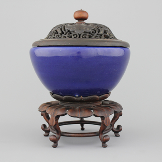 A Chinese porcelain monochrome blue bowl on wood stand with cover, 19th C.
