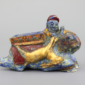Cavalier chinois sculpté, peint en lapis lazuli, 19e