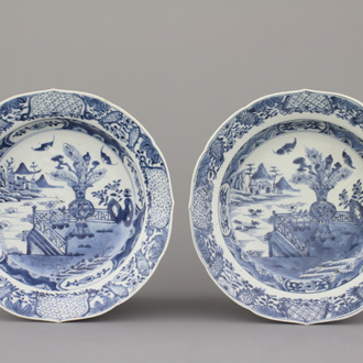 Paar blauw en witte borden in Chinees porselein versierd met landschap, 18e eeuw