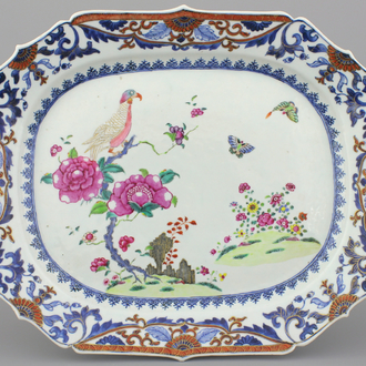 A large Chinese porcelain famille rose octagonal dish with an eagle, Qianlong, 18th C.