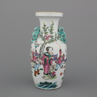 Vaas in Chinees porselein met een tuintafereel, famille rose, 19e eeuw