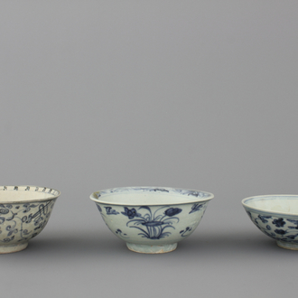 A set of 3 Chinese porcelain blue and white bowls, Ming dynasty