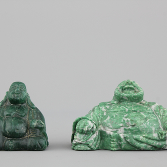 Twee Chinese boeddhafiguren gegraveerd in groene hardsteen, 20e eeuw