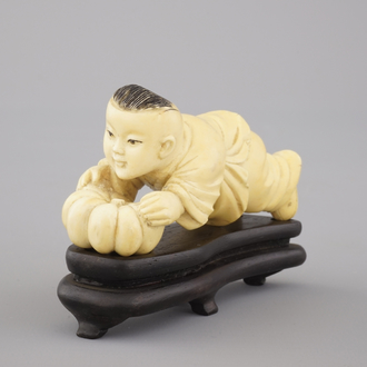 Garçon chinois en ivoire sculpté avec citrouille, 19e-20e