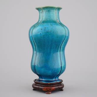 Opmerkelijke Chinese monochroom turquoise vaas op gesculpteerde houten steun, 18e eeuw
