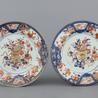 Paire d'assiettes en porcelaine de Chine Imari, Qianlong, 18e