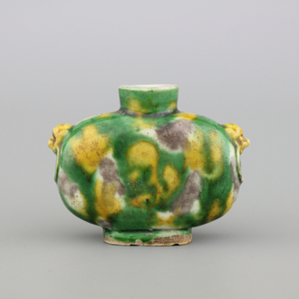 A Chinese porcelain spinach and egg snuff bottle, 18/19th C.
