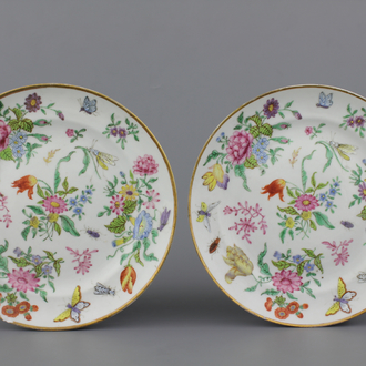 Paar borden in Chinees porselein met bloemen en insecten, Kanton, ca 1800