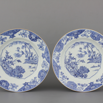 A pair of Chinese porcelain blue and white chargers, 18th C.