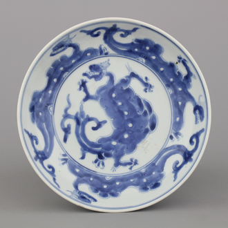 Plat en porcelaine de Chine, bleu et blanc, à décor d'un dragon, 18e