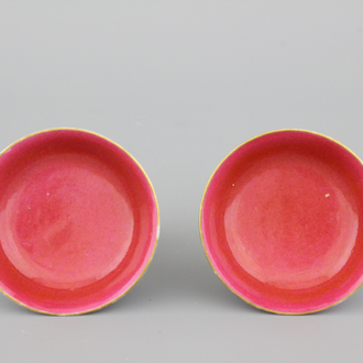 Paire de petits plats en porcelaine de Chine à fond rubis, marqués Guangxu et de cette période