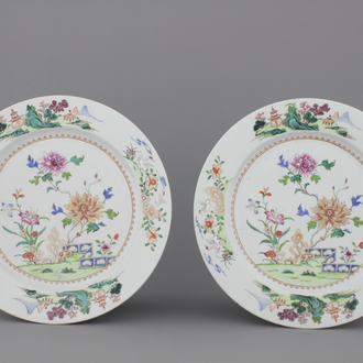 Paire de plats en porcelaine de Chine, famille rose, 18e