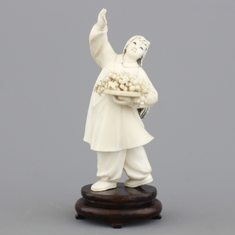Figure de fille en ivoire sculpté, Chine, Révolution Culturelle