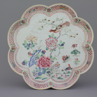 Grand plateau en porcelaine de Chine, bleu et blanc, à forme de lotus, famille rose, 18e