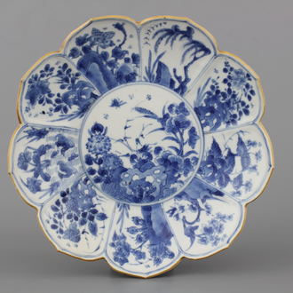 Blauw en wit lotusvormig bord in Chinees porselein, Kangxi, ca 1700