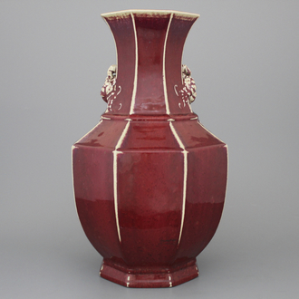 Vase en porcelaine de Chine, monochrome rouge, avec anses en forme de pêche, 18e-19e