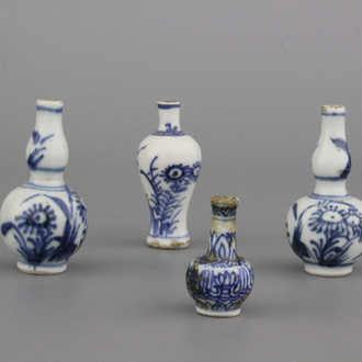 Lot van 4 blauw en witte miniatuurvaasjes voor een poppenhuis in Chinees porselein, 18e eeuw