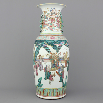 Vase en porcelaine de Chine à décor d'Immortels, famille rose, 19e
