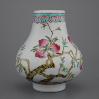 Kleine "negen perziken"-vaas in Chinees porselein, famille rose, 19e eeuw