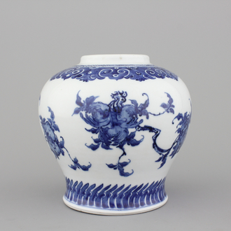 Vase en porcelaine de Chine, bleu et blanc, à décor de grenadiers, 18e-19e