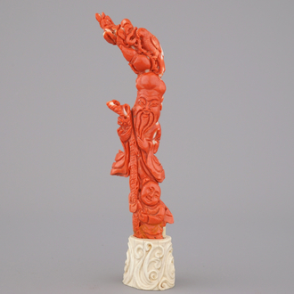 Remarquable figure de Shou Lao en corail sculpté avec support en ivoire, Chine, dynastie Qing
