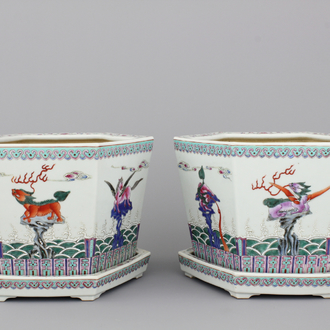 A pair of Chinese porcelain famille rose planters on stands, 19/20th C.