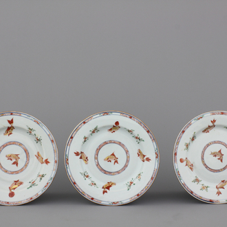 Lot van 3 borden in Chinees porselein met vissen, famille verte, vroeg 18e eeuw