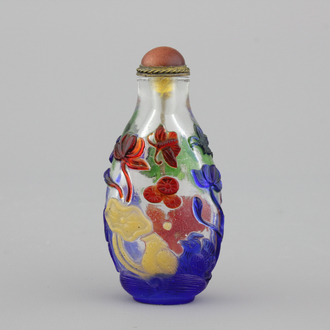 Tabatière chinoise en verre de Pékin, à décor de canards dans un étang et de fleurs de lys