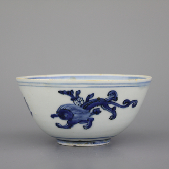 A Chinese porcelain blue and white bowl, Transitional, 17th C.