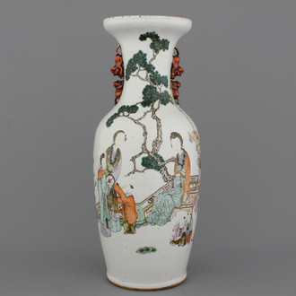 Vase en porcelaine de Chine polychrome à décor de dames dans un jardin, 19e