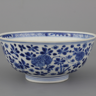 A Chinese porcelain blue and white bowl, Kangxi, 17th C.