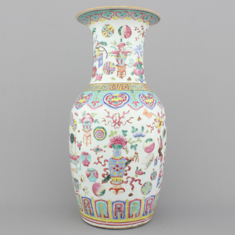 Vaas in Chinees porselein met voorwerpen van een geleerde, famille rose, 19e eeuw