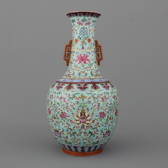 Vase de bonheur en porcelaine de Chine, fond turquoise, famille rose, 20e