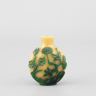 A Chinese overlay glass snuff bottle, ca. 1800