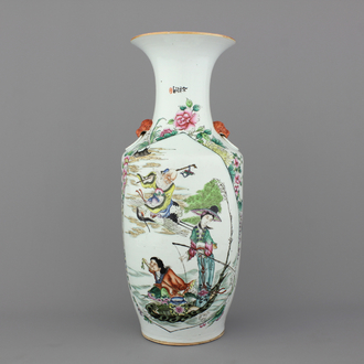 A Chinese porcelain famille rose vase with immortals, 19/20th C.