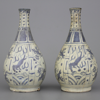 Paar blauw en witte flesvormige Wan-Li vazen in Chinees porselein afkomstig van de Hatcher cargo, ca. 1643