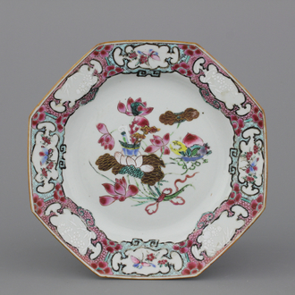 Octagonaal bord in Chinees porselein, famille rose, 18e eeuw