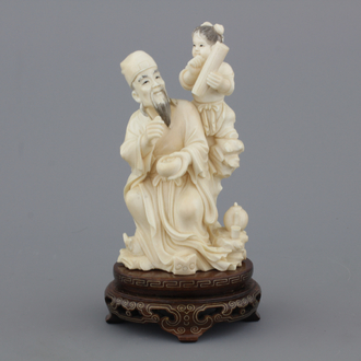 Fijne Chinese ivoren sculptuur van een wijze met een meisje, ca. 1900