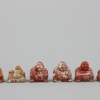 Groupe de 6 figures de Bouddha sculptées en pierre dure, 20e