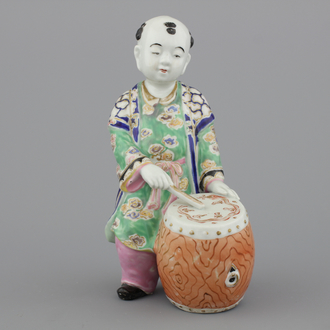 A Chinese porcelain polychrome figure of a drummer, 19/20th C.