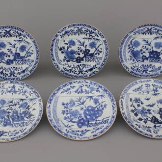 Lot van 6 blauw en witte borden in Chinees porselein met bloemen op 'perkamentrol', 18e eeuw