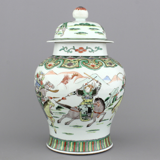 Vase wucai couvert en porcelaine de Chine à décor de guerriers à cheval, 19e