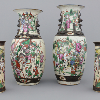 Groupe de 4 vases craquelés, Chine, Nanking, 19e